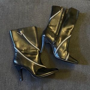 Zipper detail black short boot